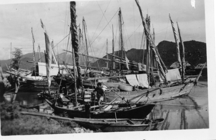 Indochina_1947_Annamiten_Fischerboote_im_Hafen.jpg