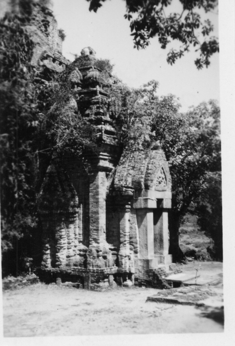 Indochina_1947_Annamiten_Tempel_in_Nha_Trang.jpg