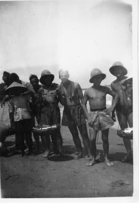 Indochina_1947_Nach_einem_frischen_Bad_am_Meer.jpg