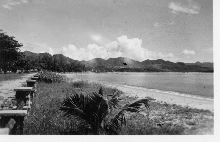 Indochina_1947_Unsere_Badestaette_am_Strand_in_Nha_Trang_Im Hintergrund_die_Kasernenanlagen.jpg