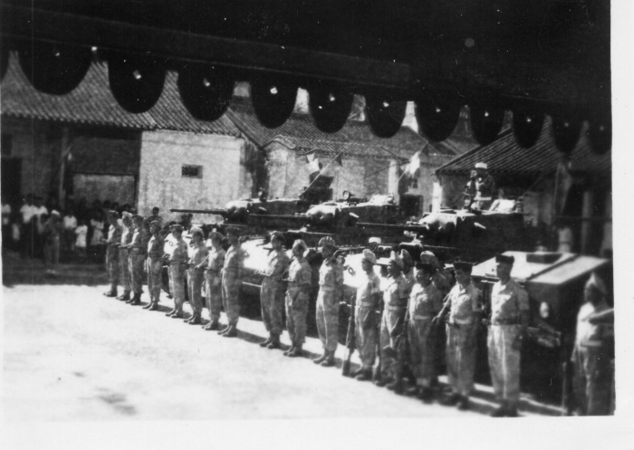 Indochina_1947_Unsere_Panzer_bei_einer_Feier_am_11_November.jpg